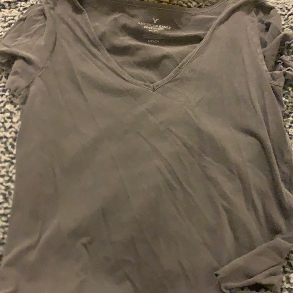 american eagle grey v neck. size small